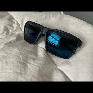 Men’s blue otter polarized Watauga sunglasses